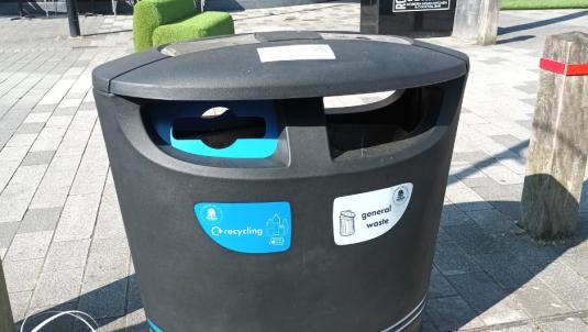 Dual purpose bin in shopping street